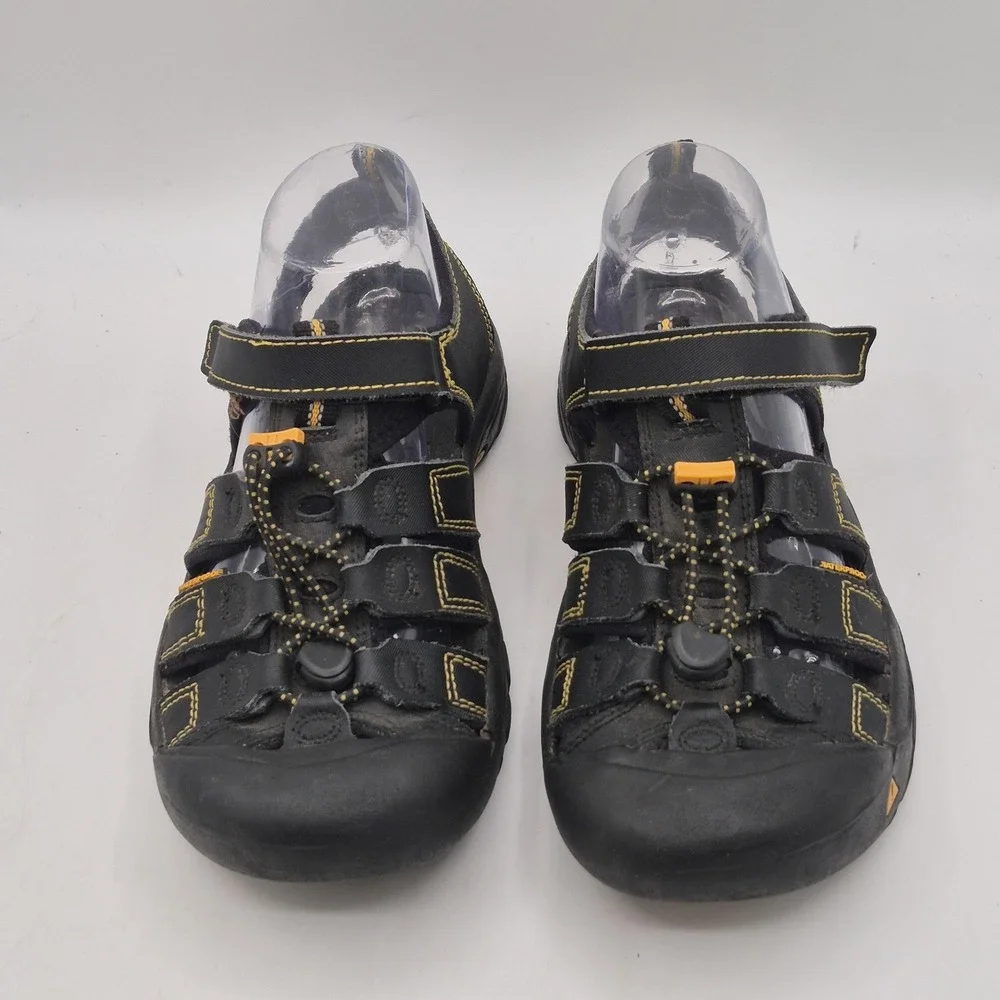 KEEN Sandals Shoes Teens Size 3 Black Closed Toe Water Hiking Outdoor Bungee